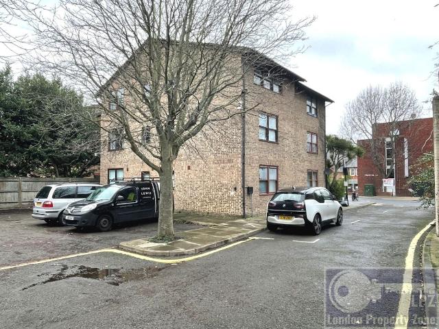 Flat for rent in West Kensington, Greater London