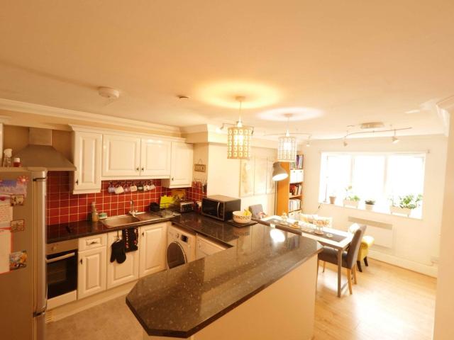 Flat for rent in Caterham, Caterham Valley