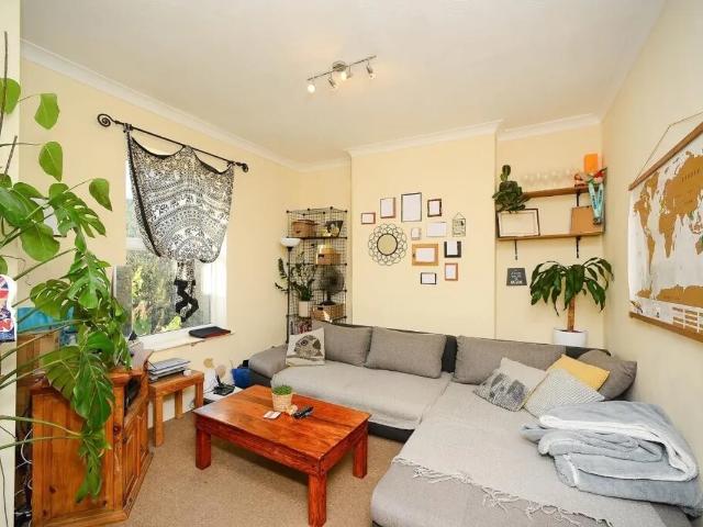 Flat for rent in Aldrington