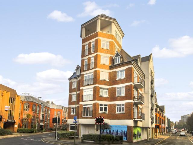 Flat for rent in Horsell, Woking