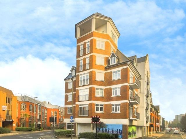Flat for rent in Horsell, Woking