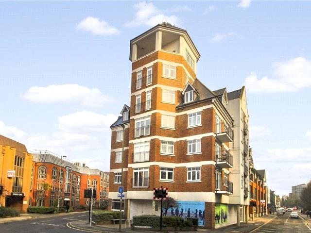 Flat for rent in Horsell, Woking