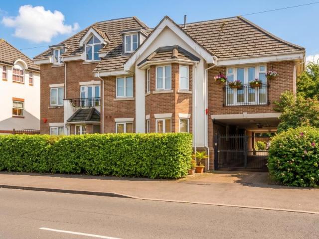 Flat for rent in Horsell, Woking