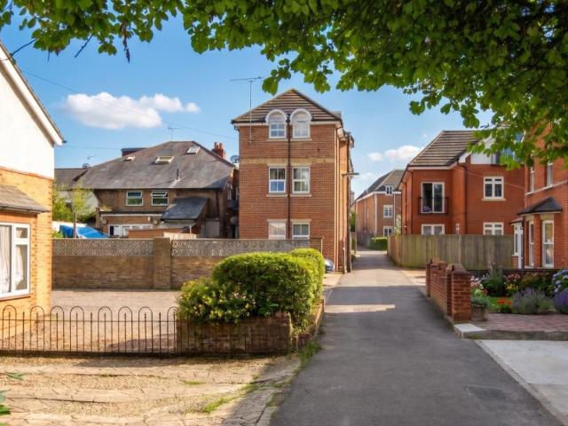 Flat for rent in Horsell, Woking