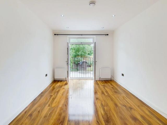 Flat for rent in Carshalton-on-the-Hill, Greater London