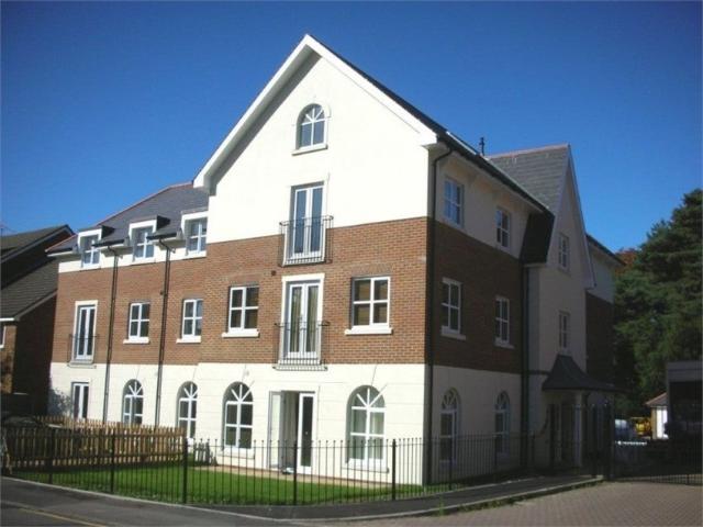 Flat for rent in Heol-las, Surrey