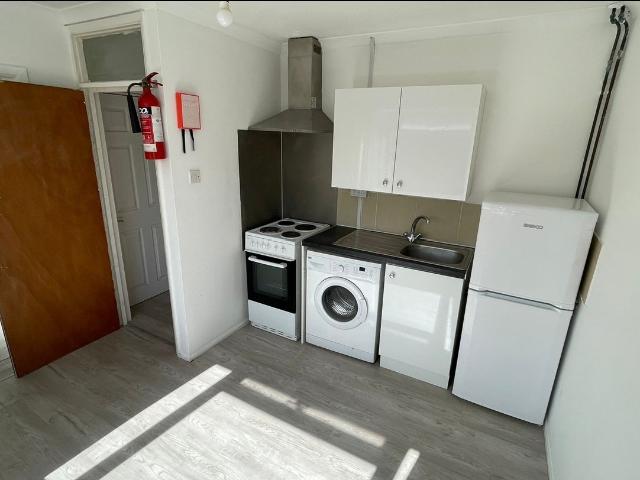 Flat for rent in Heol-las, Surrey