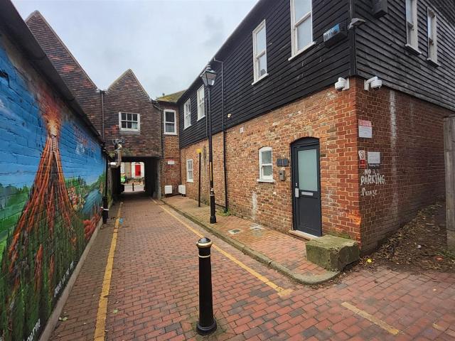 Flat for rent in Regent Quay, Oad Street