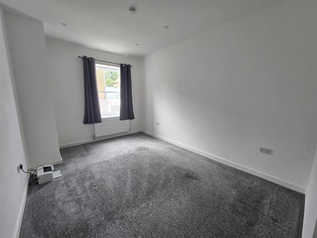 Flat for rent in Regent Quay, Oad Street