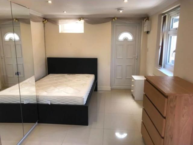 Flat for rent in Beavers, Greater London