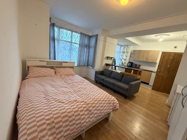 Flat for rent in London Borough of Hounslow, Greater London
