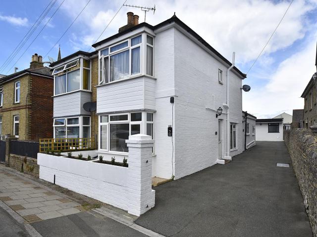 Flat for rent in Binstead, Ryde