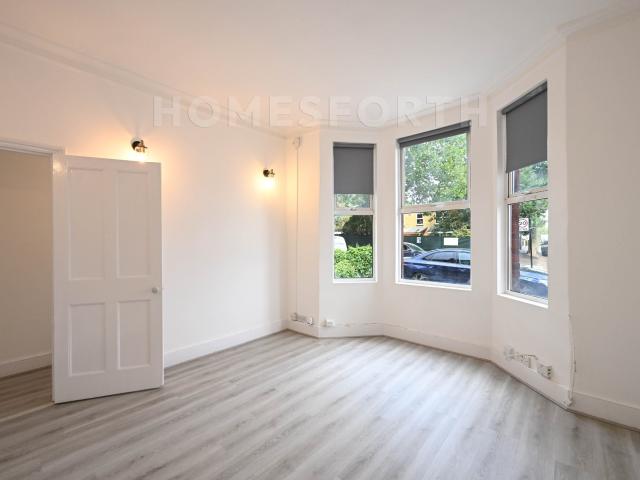 Flat for rent in London Borough of Ealing, Greater London