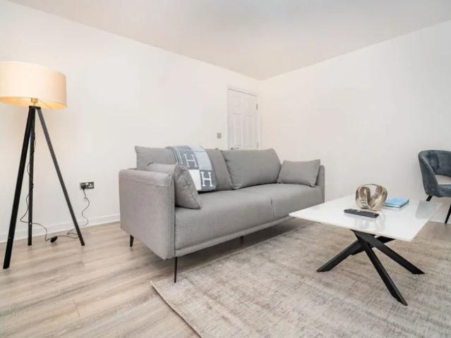 Flat for rent in Ewens Farm, Golden Valley