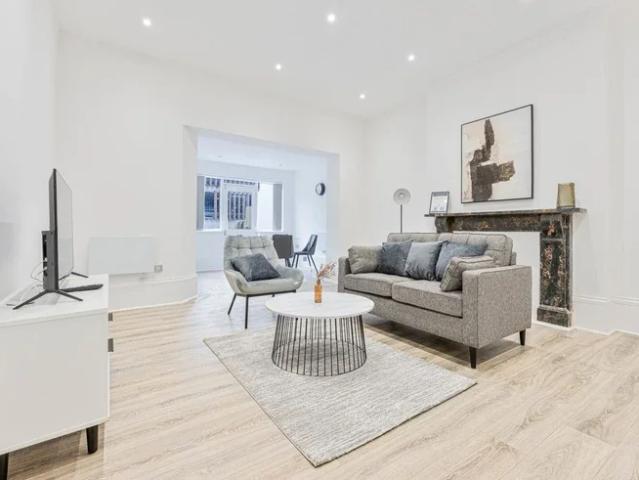 Flat for rent in Ewens Farm, Golden Valley
