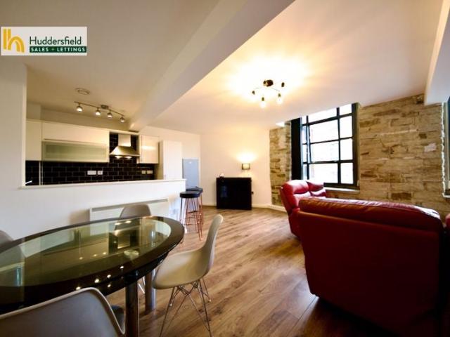 Flat for rent in Longwood, West Yorkshire
