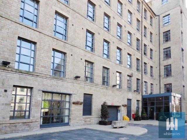 Flat for rent in Longwood, West Yorkshire