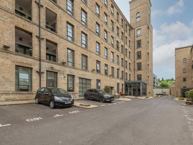 Flat for rent in Longwood, West Yorkshire