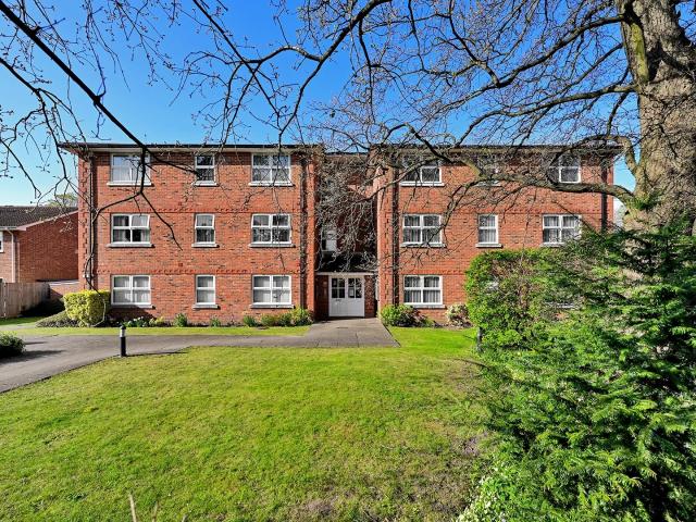 Flat for rent in South Farnborough, Rushmoor