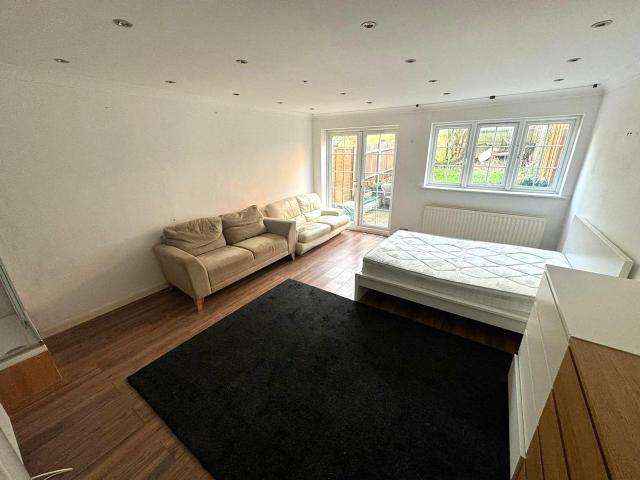 Flat for rent in London Borough of Barnet, Greater London