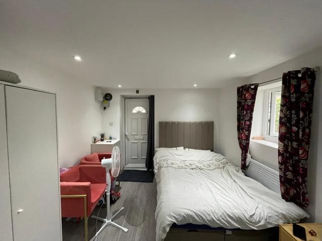 Flat for rent in London Borough of Ealing, Greater London
