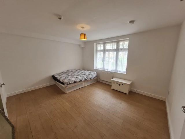 Flat for rent in Harold Hill, Greater London
