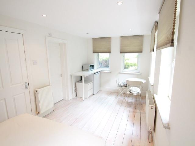 Flat for rent in The Hale, Mill Hill