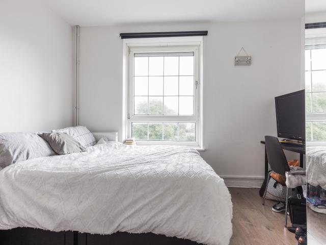 Flat for rent in Poplar Grove, Greater London