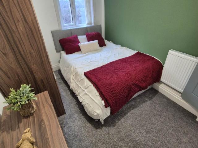 Flat for rent in Moses Gate, Lee Bank