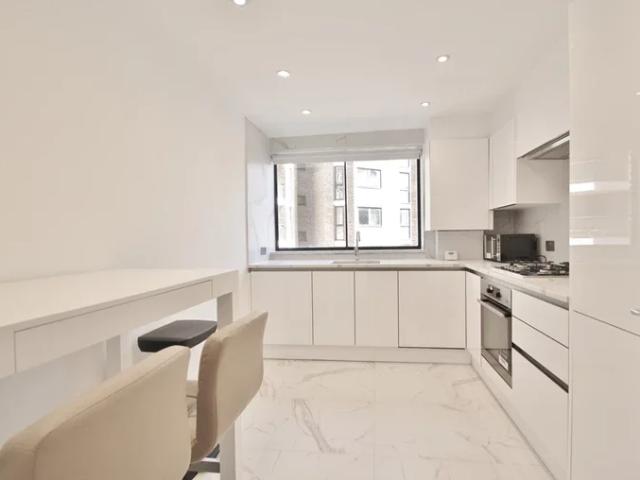 Flat for rent in Brook Green, Greater London