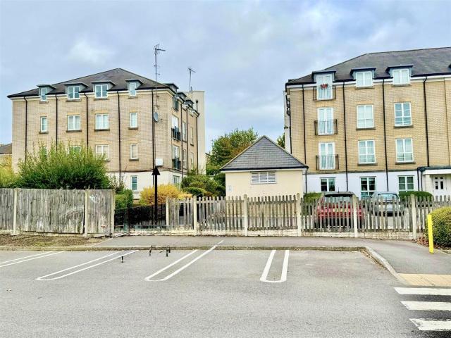 Flat for rent in Woking, Surrey