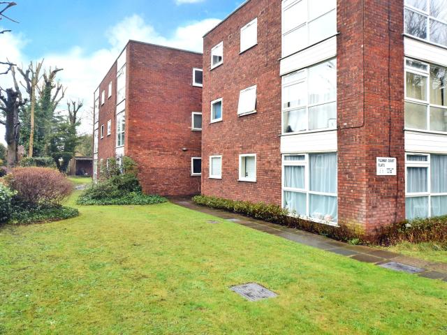 Flat for rent in Blackhills, Surrey
