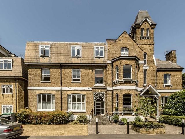Flat for rent in Hampton Hill, Greater London