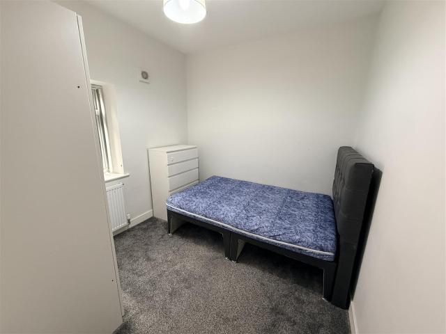 Flat for rent in The Haulgh, Lee Bank