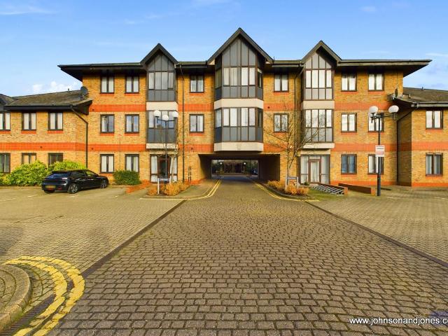 Flat for rent in Row Town, Surrey