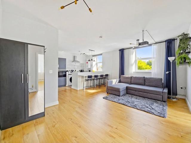 Flat for rent in London Borough of Merton, South Wimbledon