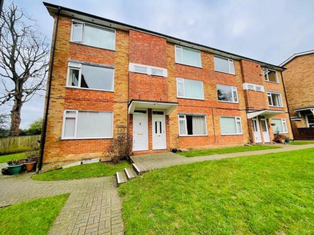 Flat for rent in Caterham Valley, Hillview