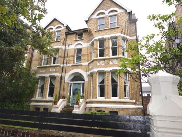 Flat for rent in Calderstones
