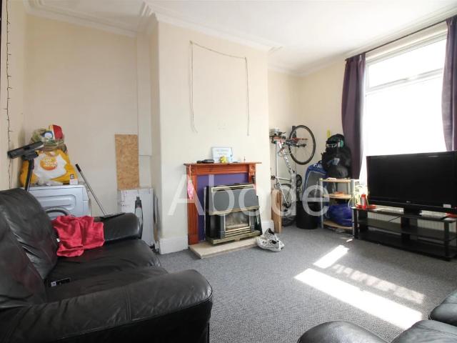 Flat for rent in Hyde Park, Leeds