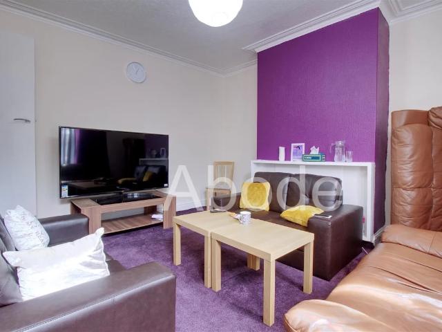 Flat for rent in Hyde Park, Leeds