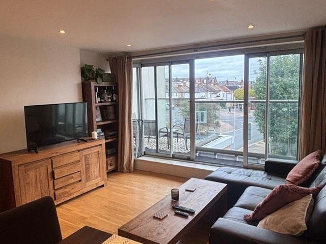 Flat for rent in London Borough of Merton, Merton Park