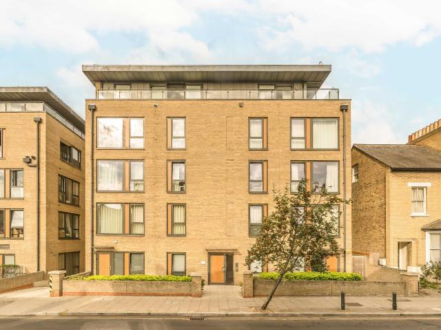 Flat for rent in London Borough of Merton, Merton Park
