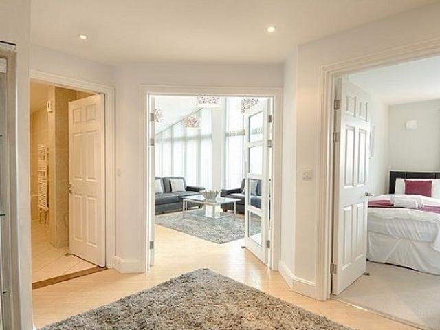 Flat for rent in London Borough of Merton, Merton Park
