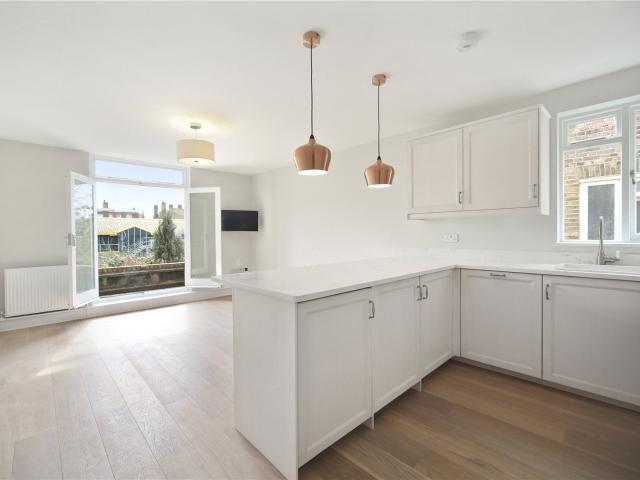 Flat for rent in Brondesbury Park, Greater London