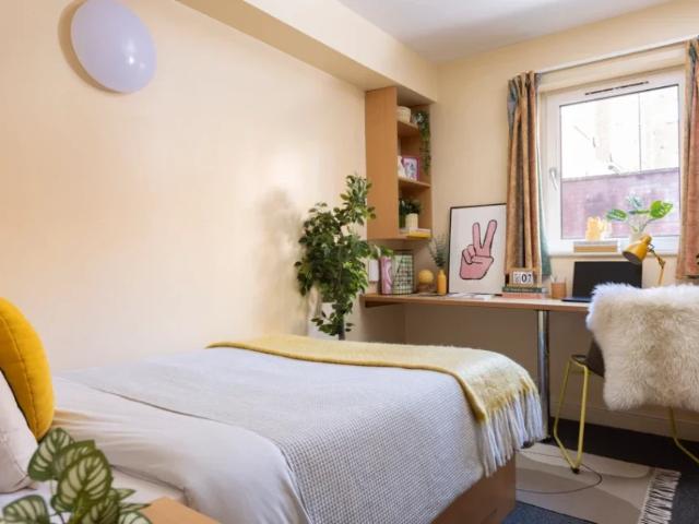 Flat for rent in Calderstones