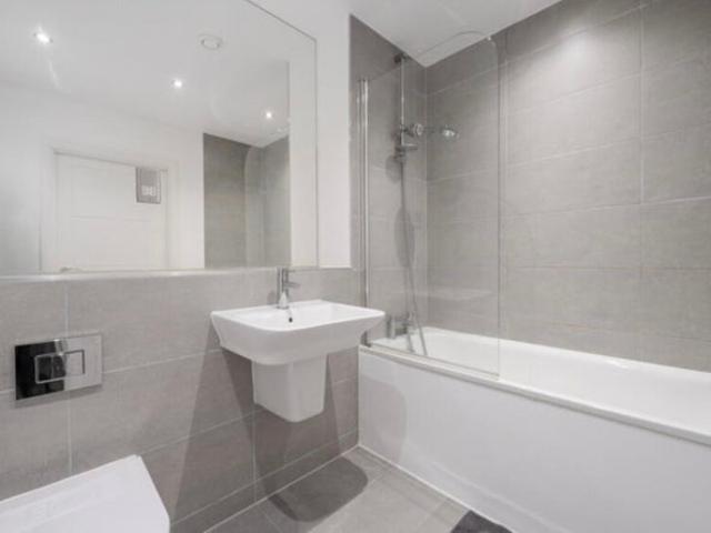 Flat for rent in London Borough of Merton, Collier's Wood