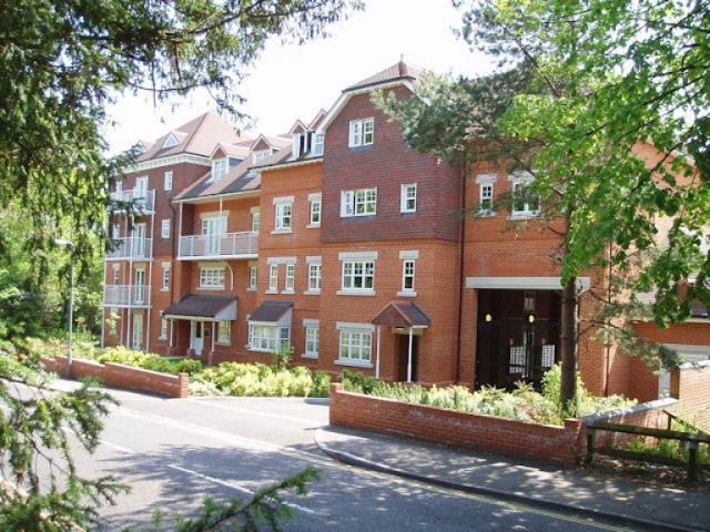 Flat for rent in Horsell, Woking