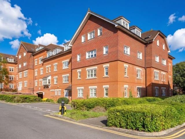 Flat for rent in Horsell, Woking