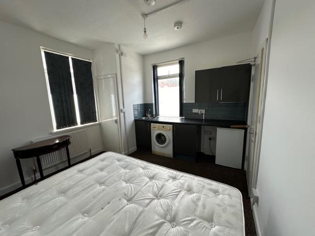 Flat for rent in Flanshaw, Wakefield