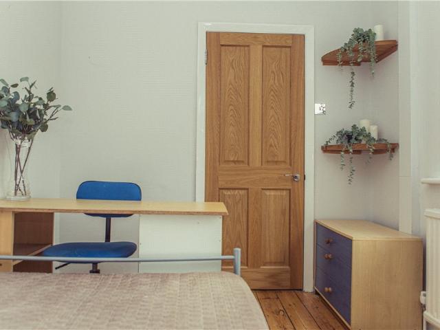 Flat for rent in Westborough, Surrey